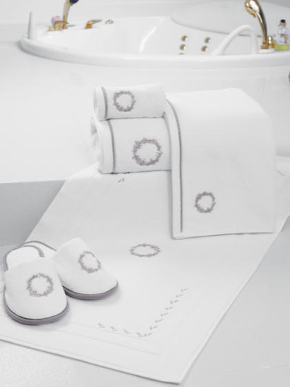 Soft Cotton Luxusní pánský župan SEHZADE s ručníkem a papučkami v dárkovém balení Bílá / stříbrná výšivka M + papučky (40/42) + ručník + box